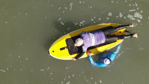 Santista se recupera após AVC e recupera alegria na Escola de Surfe Adaptado - Imagem: reprodução Prefeitura de Santos