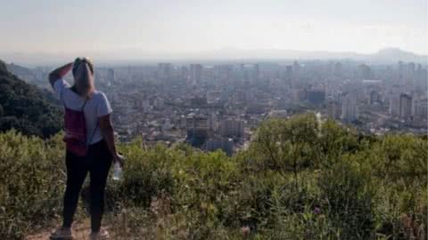 Passeio em trilha mostra detalhes de morro de Santos - Imagem: reprodução Prefeitura de Santos