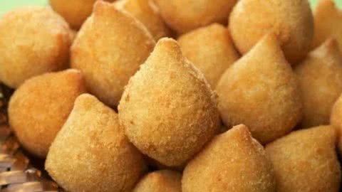 No litoral de SP, mulher compra coxinha e encontra algo nojento ao morder - Imagem: reprodução Twitter