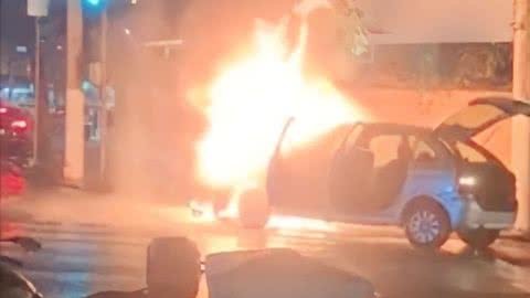 Na ocasião, o foco do incêndio estava localizado no motor, segundo a equipe, e não havia ninguém no carro - Imagem: Redes sociais