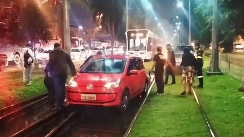 O caso aconteceu no VLT da Avenida Frei Gaspar, em São Vicente - Imagem: Redes Sociais