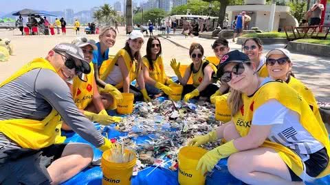 A ação aconteceu na Praia do Embaré, ponto muito impactado pela poluição - Imagem: Redes Sociais