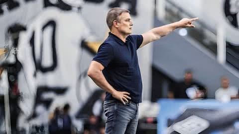 Aguirre é o terceiro treinador do Peixe nesta temporada, após a saída de Odair Hellmann e Paulo Turra. - Imagem: Instagram