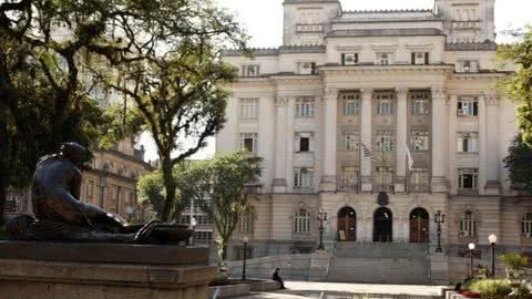 Iluminação especial em Santos faz alerta para doença rara - Imagem: reprodução Prefeitura de Santos