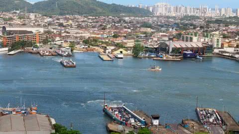 Travessia de balsas entre Santos e Guarujá. - Imagem: Reprodução | Flávio Hopp/A Tribuna Jornal