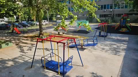 Dois balanços e uma gangorra serão entregues para atender necessidades especiais - Imagem: Prefeitura de Santos