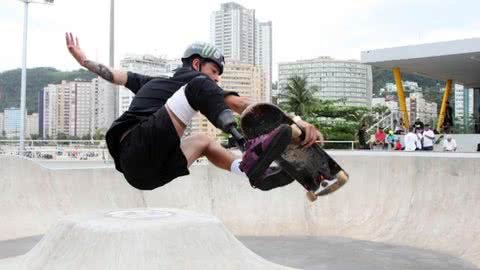 Pista do skatepark em homenagem a Chorão, do Charlie Brown Jr, é inaugurada em Santos - Imagem: reprodução Prefeitura de Santos