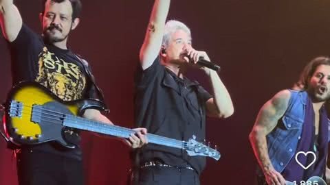 A banda Charlie Brown Jr. também recebeu sua homenagem da cidade - Imagem: Instagram/@rogeriosantos.stos