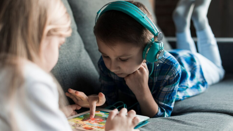 Justiça concede liminar para impedir Amil de cancelar planos de saúde de crianças autistas - Imagem: reprodução freepik