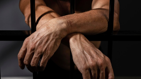 Soldado é detida por roubo de armas e munições de batalhão da PM em Santos - Imagem: reprodução freepik