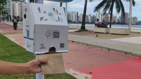 São Vicente implementa totens com dispensers de saquinhos para coleta de fezes de animais - Foto: Divulgação/Prefeitura de São Vicente/G1