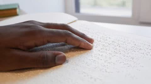 Correspondência em braile. - Imagem: Reprodução | Freepik