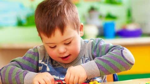 Clínicas de Limeira usam autismo como "produto" e faturam alto; relatório denuncia o escândalo - Imagem: Reprodução | Freepik