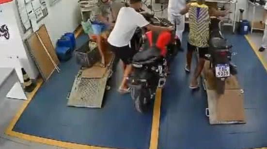 Ação criminosa em uma loja de motos nessa quinta-feira (25), Avenida Anônimo Emmerich, em São Vicente - Imagem: Reprodução/ Marcelo Ricky