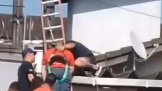Operador com a cabeça presa na escada após queda de 3 metros de altura - Imagem: Reprodução/Guarujá Mil Grau