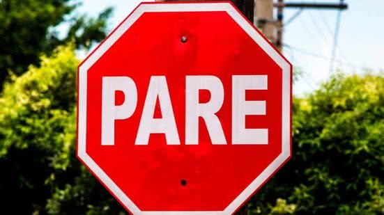 "A versão com o fundo vermelho indica regulamentação: o condutor é obrigado a parar o veículo antes de entrar em uma via." - Imagem: Reprodução/ Tecfil