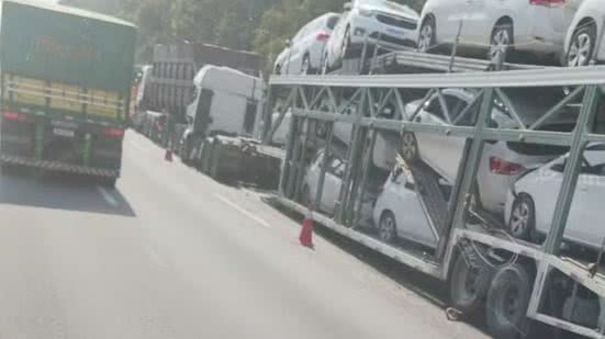 Acidente envolvendo um caminhão-cegonha resultou em morte em rodovia de SP - Imagem: Reprodução/ g1