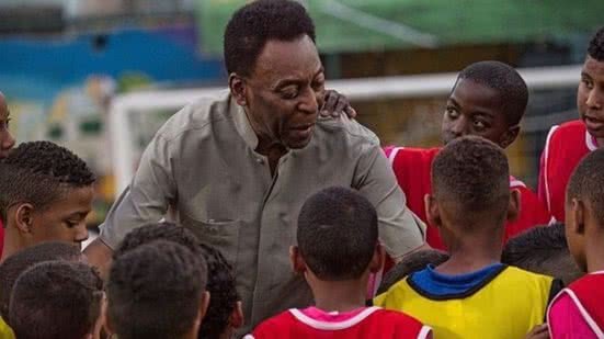 Diversos parlamentares também buscaram outras maneiras de homenagear o atleta do século - Imagem: Instagram/ @pele