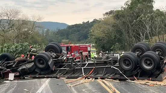 Motorista de carreta perde a vida em capotamento em Rodovia Padre Manoel da Nóbrega - Imagem: Reprodução/G1