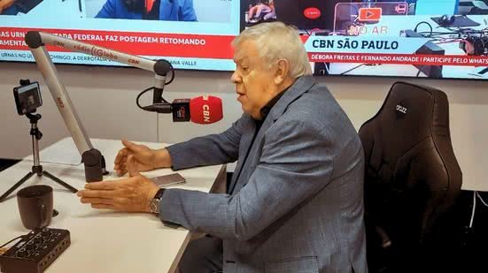 O jornal da CBN Santos ocorre das 9h ao 12h, em 97.3 FM ou pelo YouTube @radiocbnsantos - Imagem: CBN Santos