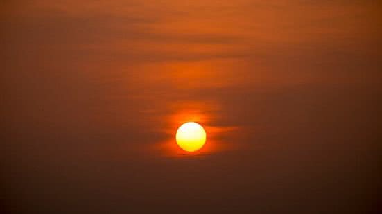 O horário de verão tem sua eficácia nas regiões que ficam mais distantes da Linha do Equador - Imagem: Freepik