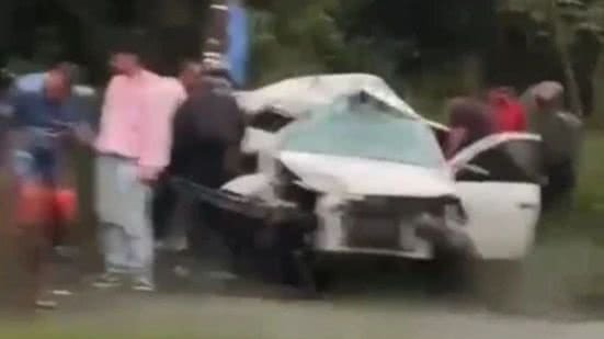 Carro perde o controle e  colide com poste em São Vicente - Imagem: Reprodução/ Redes Sociais