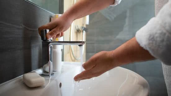 É recomendado que a população utilize água de maneira consciente - Imagem: Freepik