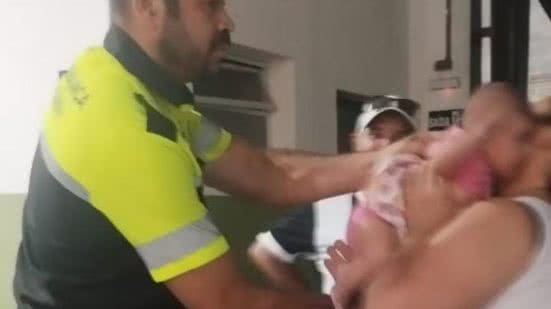 Agente de trânsito salva bebê engasgado com leite em Praia Grande - Imagem: Reprodução/ g1
