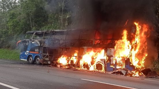 Veículo foi consumido pelas chamas, mas não houve registros de feridos - Imagem: Reprodução/Divulgação/PRF