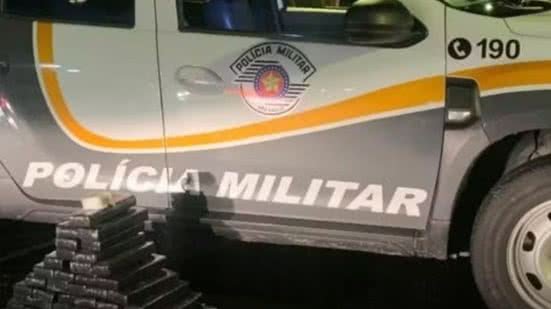 Mulher foge com filha e deixa quase 70 quilos de drogas dentro de carro - Imagem: Divulgação/ Polícia Militar