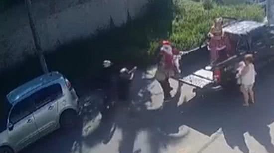 Momento em que as vítimas são assaltadas - Imagem: Reprodução/ Guarujá Mil Grau