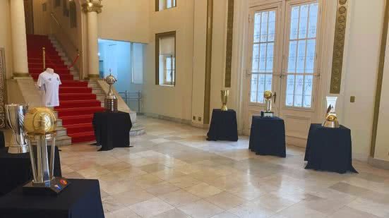 Serão exibidas taças históricas do Clube, como as da Libertadores da América de 2011 e do Mundial de 1962 - Imagem: Divulgação