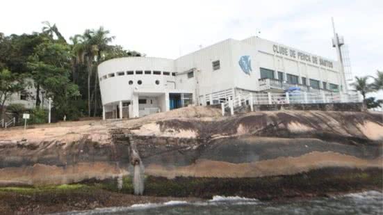 Imagens mostram tubulação expelindo lama marrom, semelhante a resíduos orgânicos - Imagem: Toni Valente/ Divulgação