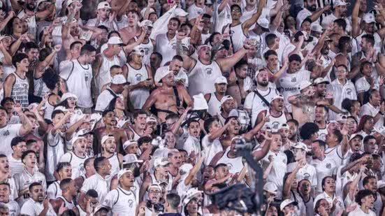 Os dois primeiros gols do São Bernardo saíram em jogadas de bola aérea na área do Santos - Imagem: Instagram/ @santosfc