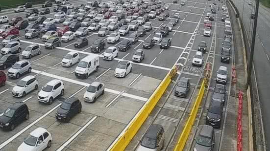 Avisos de liberação do acostamento serão colocados nos painéis de mensagens fixos e variáveis do trecho - Imagem: Reprodução/ Ecovias