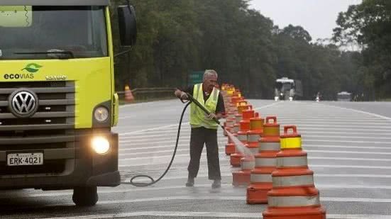 Serviços de limpeza de drenagem e sinalização serão realizados à noite, visando melhorar a qualidade das rodovias para os usuários - Imagem: Reprodução/ Ecovias