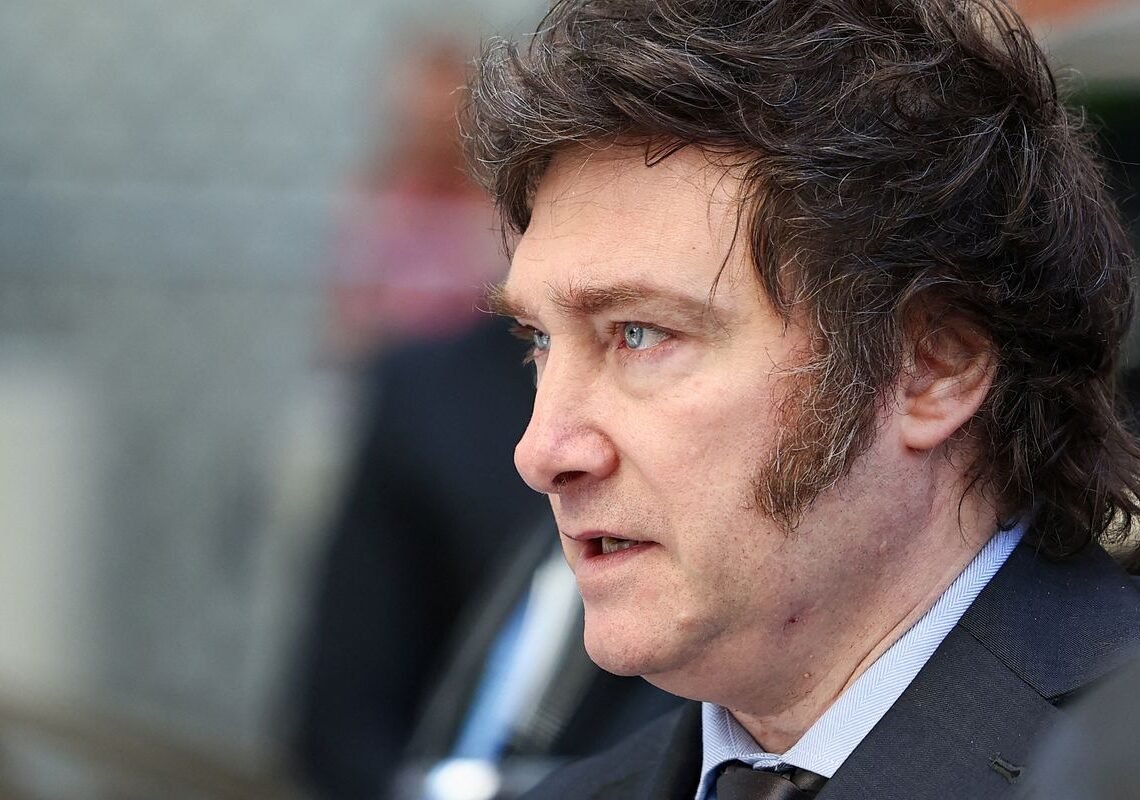 PF encontra no celular de Bolsonaro pedido de asilo a Milei