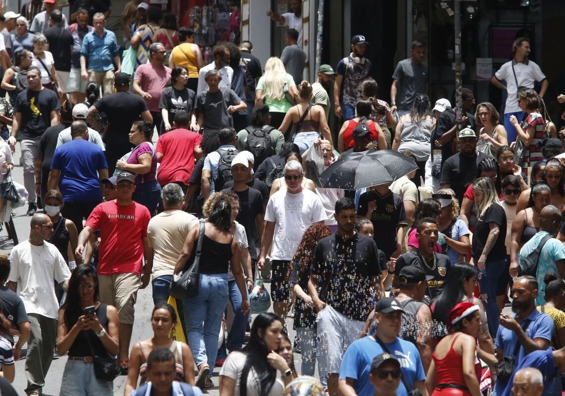 População brasileira chega a 213,4 milhões de habitantes, estima IBGE