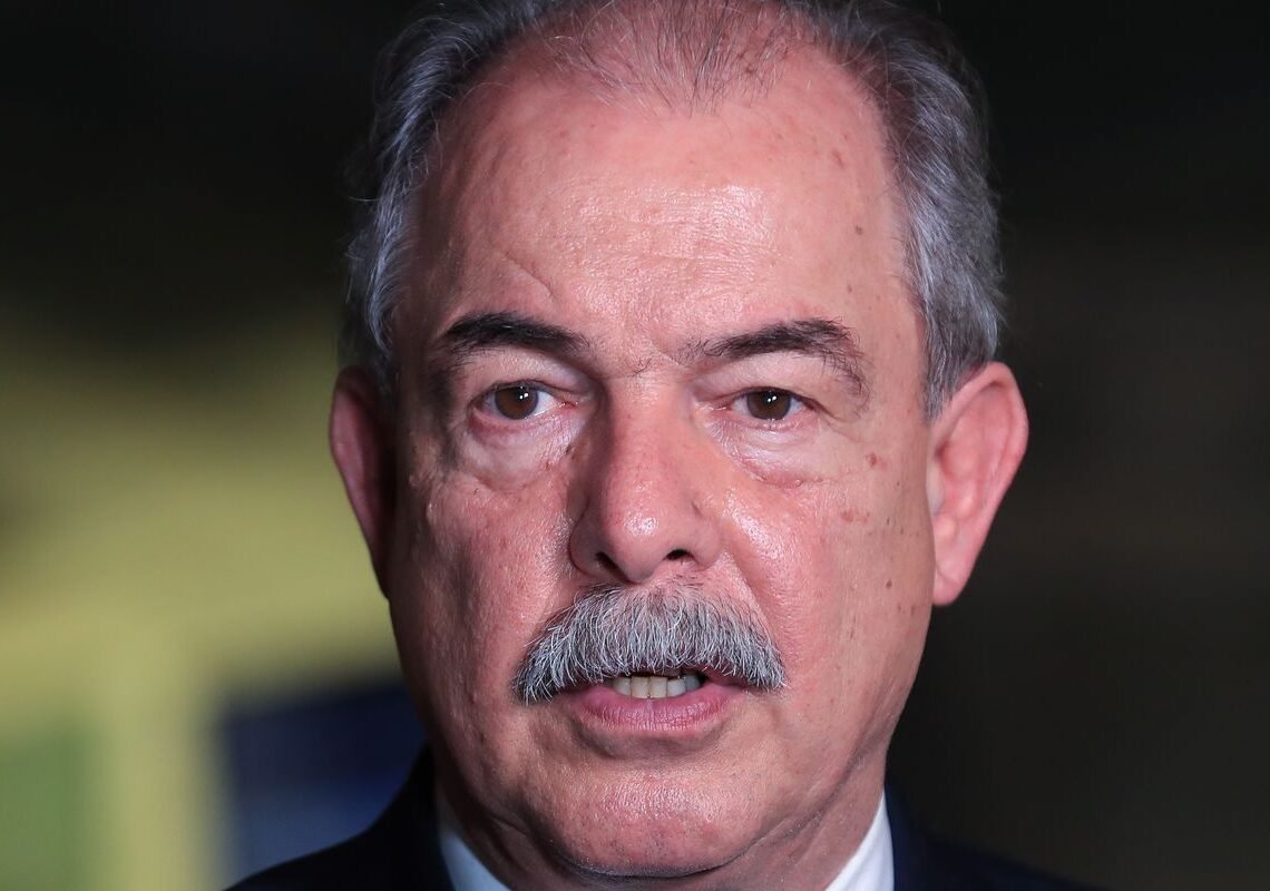 Tarifaço: BNDES vai “entrar forte” no apoio a empresas, diz Mercadante