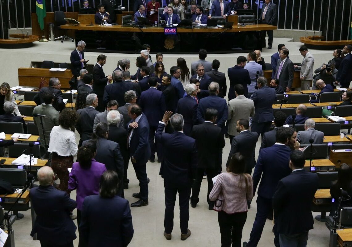 Projeto que pune quem impedir funcionamento da Câmara avança