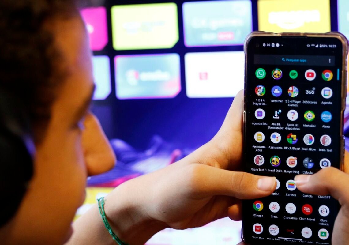 Câmara aprova projeto contra adultização de crianças nas redes sociais