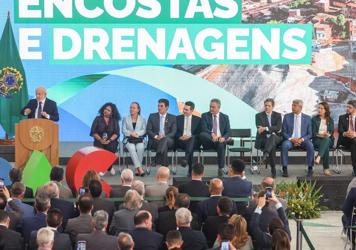 Governo anuncia R$ 11,7 bilhões do Novo PAC para drenagem e encostas