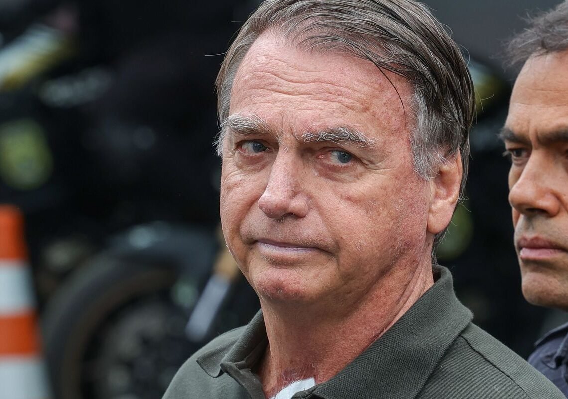 Após retirada de lesões da pele, Bolsonaro volta à prisão domiciliar