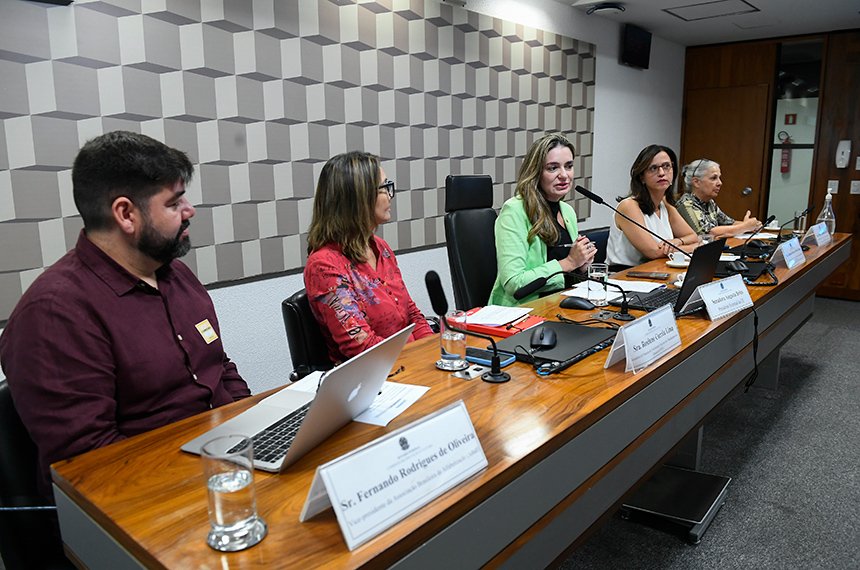 Educadores elogiam política de formação de professores, mas apontam desafios — Senado Notícias
