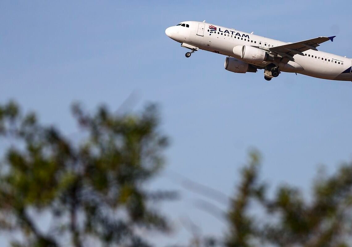 Latam anuncia compra de 24 aviões da Embraer