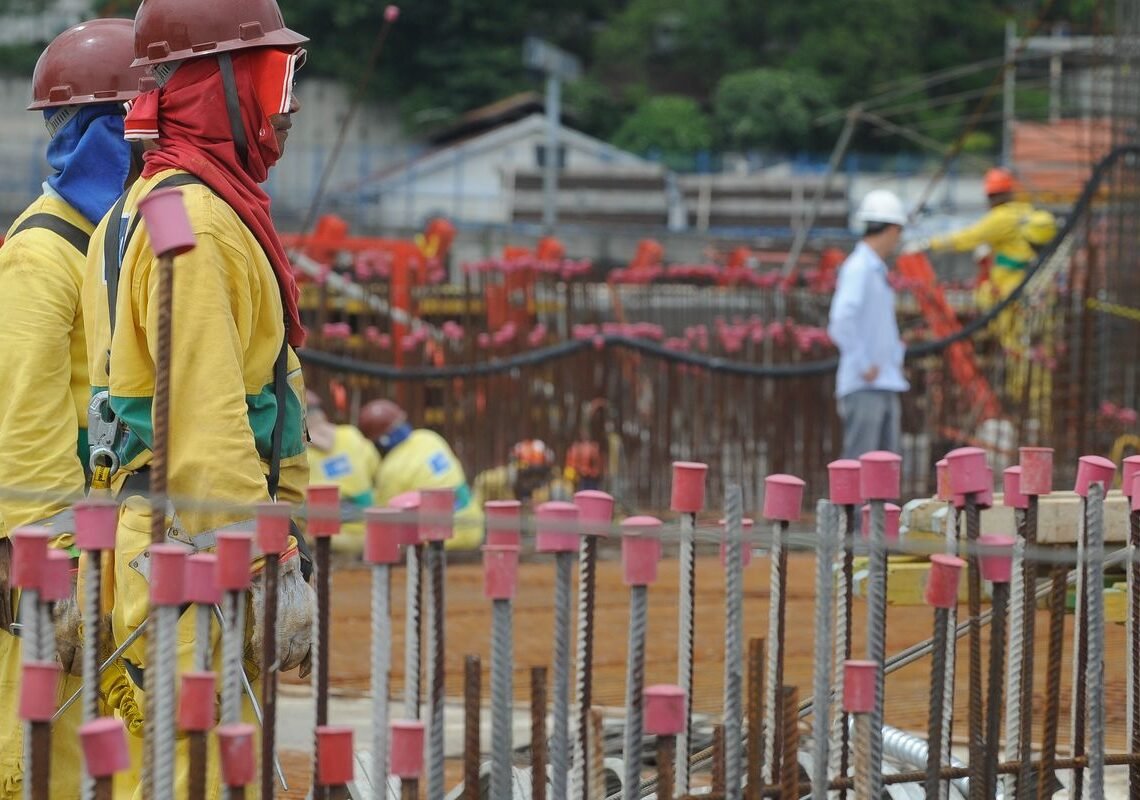 Índice que corrige salários, INPC acumula 5,05% em 12 meses