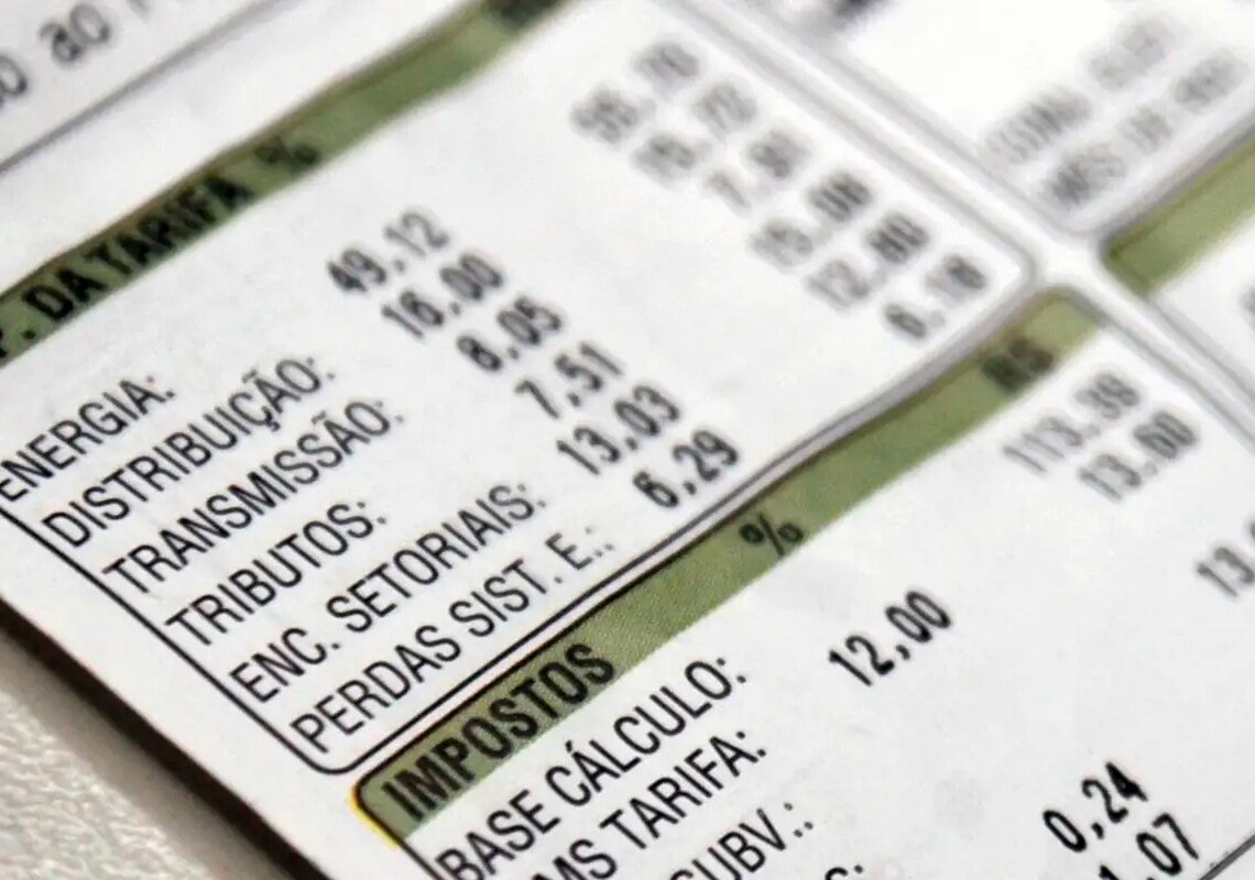 Aneel reduz bandeira para vermelha 1 na conta de luz em outubro