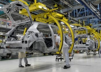 Produção industrial recua 0,2% em julho e acumula efeitos do juro alto