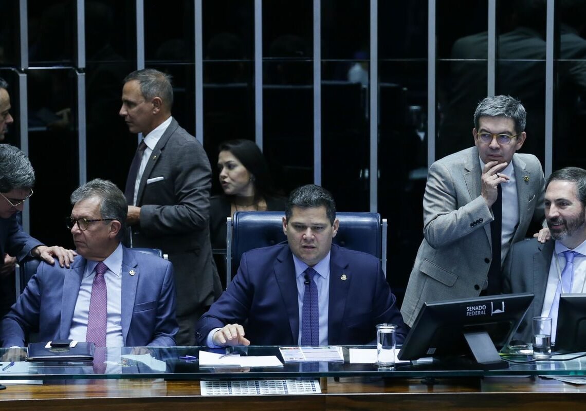 Senado aprova retirada de despesas com tarifaço do teto de gastos