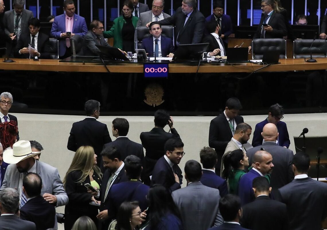 Câmara aprova texto que dificulta denúncia criminal contra parlamentar